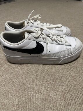 Nike White Low-Top Sneakers with Black Swoosh Accent
